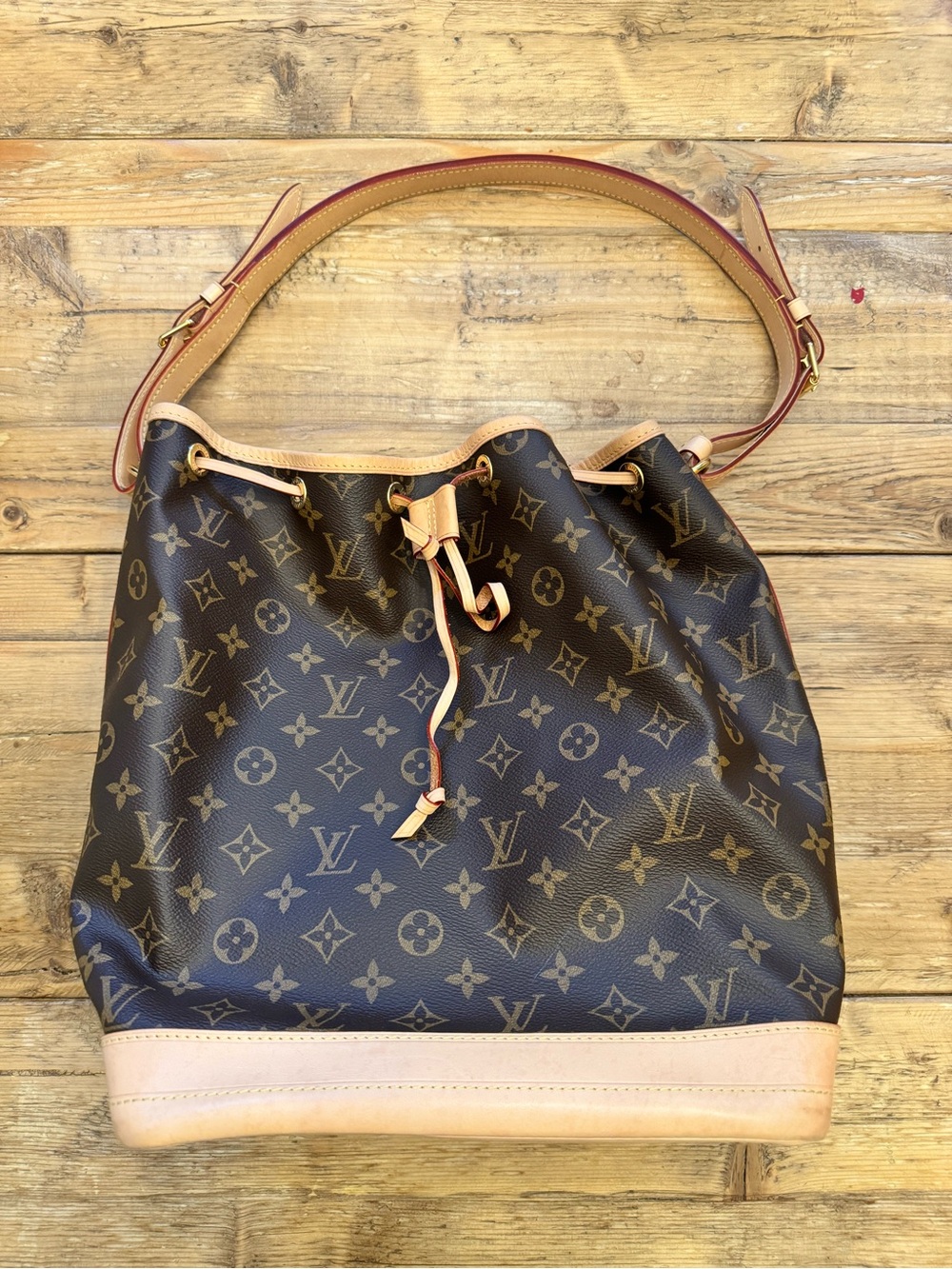 Louis Vuitton | LV Monogram Noé Drawstring Bucket Bag in Brown/Tan - Picture 5 of 16
